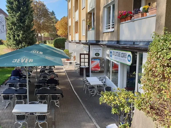 Gastlicher Innenbereich mit Tischen